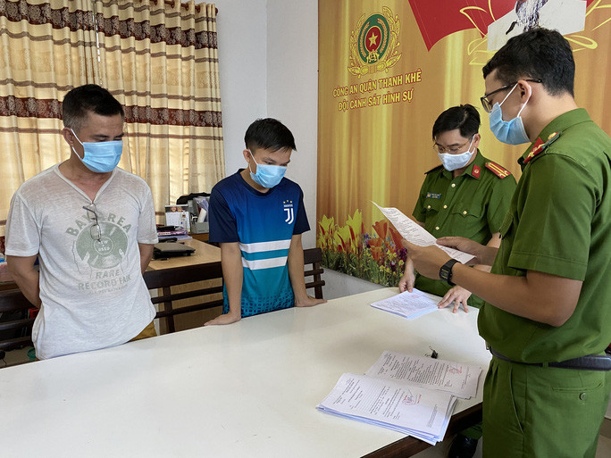 Công an đọc lệnh khởi tố vụ án, khởi tố bị can đối với Trinh và Pháp Công an đọc lệnh khởi tố vụ án, khởi tố bị can đối với Trinh và Pháp