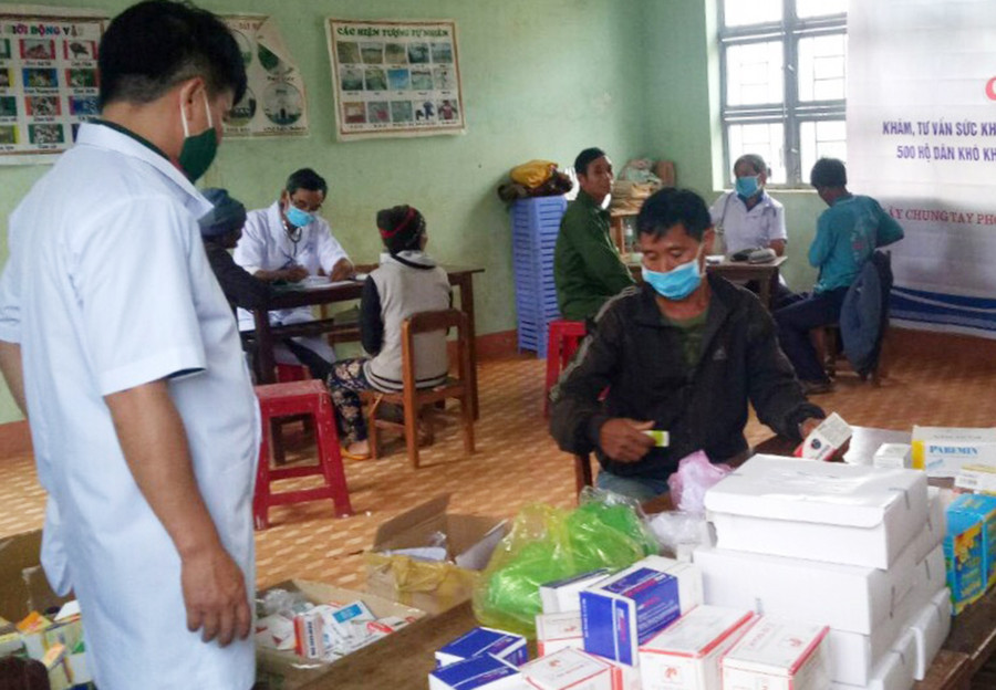 Khám bệnh, cấp thuốc miễn phí cho người dân. Ảnh: Hồng Ngọc Khám bệnh, cấp thuốc miễn phí cho nhân dân. Ảnh: Hồng Ngọc