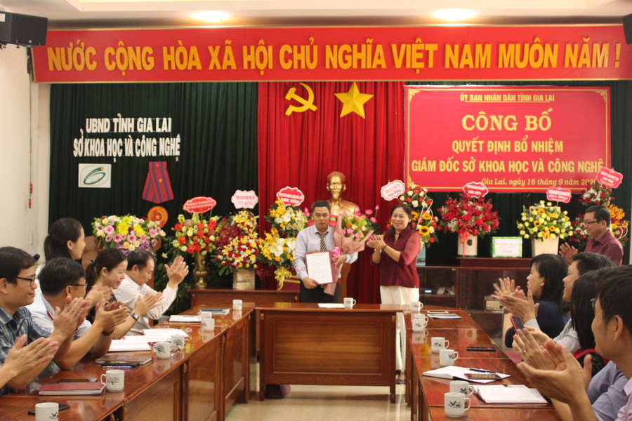 Phó Chủ tịch UBND tỉnh Huỳnh Nữ Thu Hà trao Quyết định của Chủ tịch UBND tỉnh bổ nhiệm nhiệm có thời hạn ông Nguyễn Nam Hải-Phó Giám đốc Sở KH-CN giữ chức vụ Giám đốc Sở KH-CN