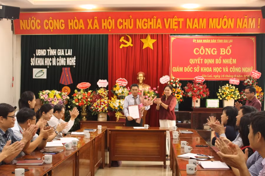 Phó Chủ tịch UBND tỉnh Huỳnh Nữ Thu Hà trao Quyết định của Chủ tịch UBND tỉnh bổ nhiệm nhiệm có thời hạn ông Nguyễn Nam Hải-Phó Giám đốc Sở KH-CN giữ chức vụ Giám đốc Sở KH-CN