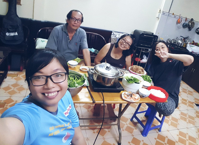 Bữa cơm gia đình giữ vai trò rất quan trọng trong việc kết nối các thành viên Bữa cơm gia đình giữ vai trò rất quan trọng trong việc kết nối các thành viên