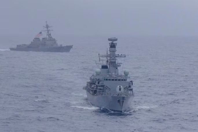 Tàu USS McCampbell và tàu HMS Argyll trong một cuộc tập trận chung Anh-Mỹ trên biển Đông hồi 2019. Ảnh: Retuers