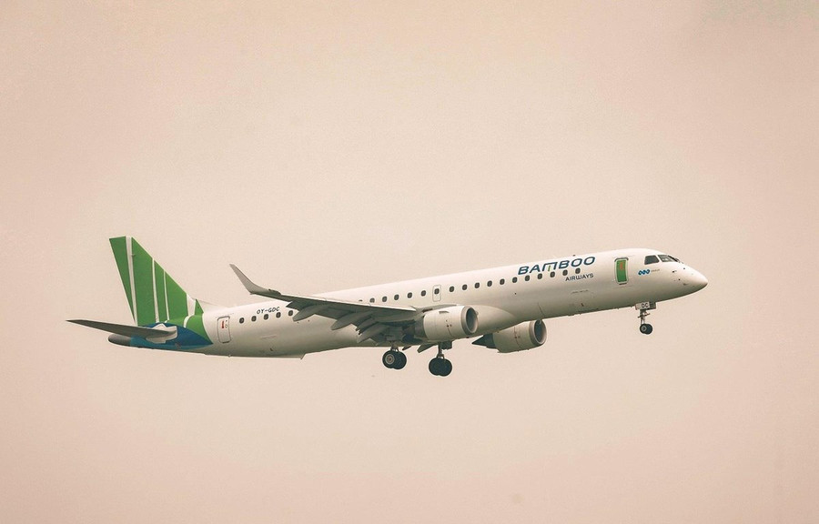 Máy bay phản lực thế hệ mới Embraer 195 của hãng hàng không Bamboo Airways dùng để bay thẳng tới Côn Đảo. (Ảnh: CTV/Vietnam+) Máy bay phản lực thế hệ mới Embraer 195 của hãng hàng không Bamboo Airways dùng để bay thẳng tới Côn Đảo. (Ảnh: CTV/Vietnam+)