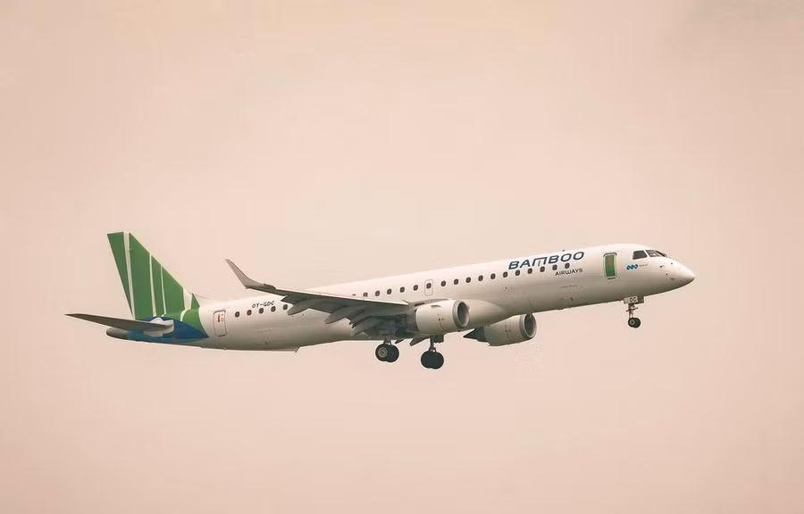 Máy bay phản lực thế hệ mới Embraer 195 của hãng hàng không Bamboo Airways dùng để bay thẳng tới Côn Đảo. (Ảnh: CTV/Vietnam+)