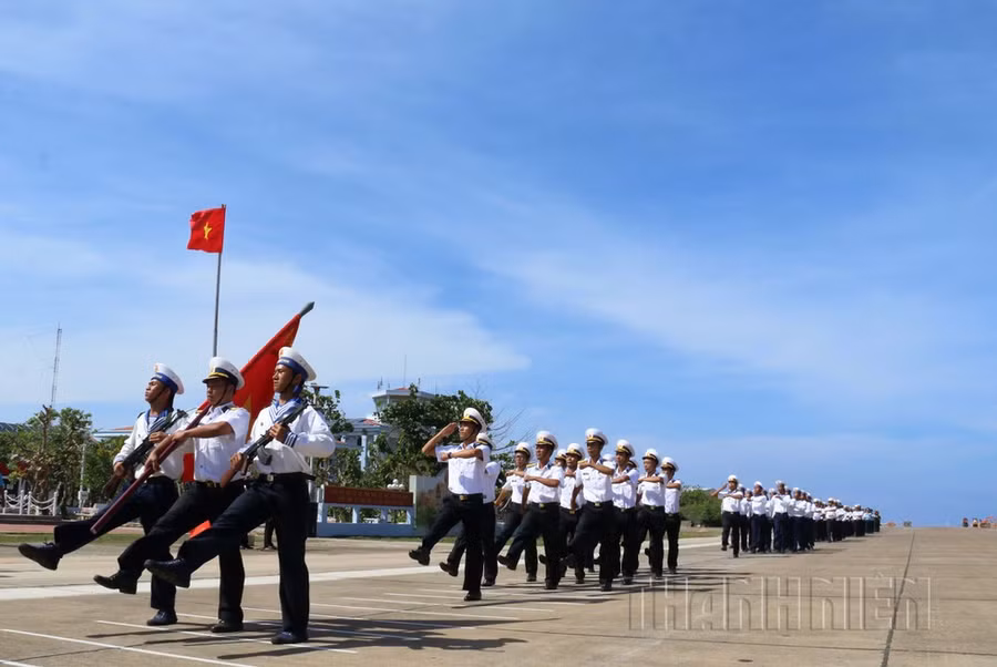Nghi thức duyệt đội ngũ trong lễ chào cờ trên đảo Trường Sa ẢNH: MAI THANH HẢI