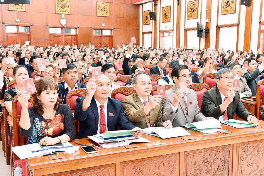 Trong ngày làm việc đầu tiên, 350 đại biểu đã biểu quyết thông qua danh sách và tiến hành bỏ phiếu bầu 53 đồng chí có đủ năng lực, phẩm chất, trí tuệ vào Ban Chấp hành Đảng bộ tỉnh khóa XVI, nhiệm kỳ 2020-2025. Ảnh: Đức Thụy