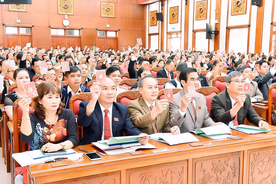 Trong ngày làm việc đầu tiên, 350 đại biểu đã biểu quyết thông qua danh sách và tiến hành bỏ phiếu bầu 53 đồng chí có đủ năng lực, phẩm chất, trí tuệ vào Ban Chấp hành Đảng bộ tỉnh khóa XVI, nhiệm kỳ 2020-2025. Ảnh: Đức Thụy