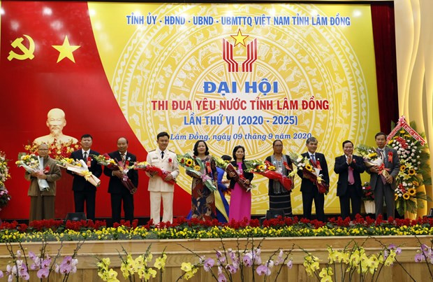 Ông Điểu K’Ré - Ủy viên Trung ương Đảng, Phó Trưởng ban Thường trực Ban Dân vận Trung ương tặng hoa chúc mừng Đoàn đại biểu đi dự Đại hội Thi đua yêu nước toàn quốc lần thứ X. (Ảnh: Đặng Tuấn/TTXVN)