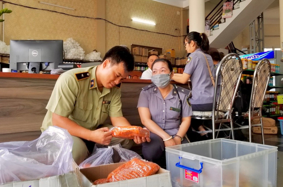 Các ngành chức năng tăng cường kiểm tra vệ sinh an toàn thực phẩm dịp Tết Trung thu. Ảnh: Vũ Thảo Các ngành chức năng Tăng cường kiểm tra vệ sinh an toàn thực phẩm dịp Tết trung thu. Ảnh: Vũ Thảo