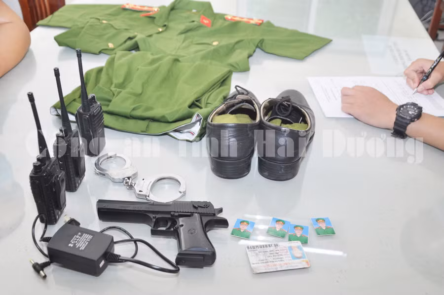 "Đồ nghề" để Thứ giả danh làm Công an. (Ảnh: CA tỉnh Hải Dương)