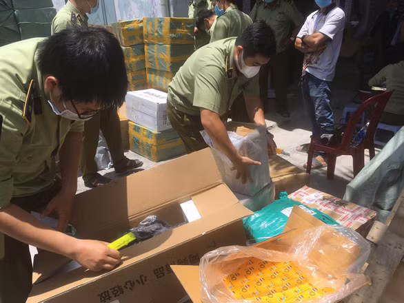 Chữ nước ngoài in trên các thùng cáctông đựng hàng, không có nguồn gốc xuất xứ - Ảnh: NGUYỄN TRÍ