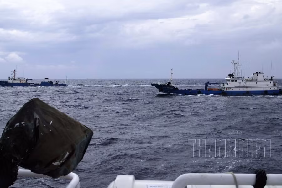 2 tàu dân binh Trung Quốc ép sát nhằm bắt tàu chấp pháp Việt Nam chuyển hướng, không cho lại gần Hải Dương địa chất 8, tháng 8.2019 ẢNH: MAI THANH HẢI