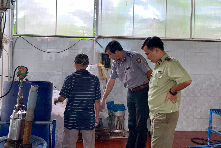 Đoàn kiểm tra liên ngành bảo đảm ATTP trong dịp Tết Trung thu năm 2020 sẽ tiếp tục kiểm tra cho đến hết ngày 6-10. Ảnh: Như Nguyện Đoàn kiểm tra liên ngành bảo đảm ATTP trong dịp Tết Trung thu năm 2020 sẽ tiếp tục kiểm tra cho đến hết ngày 6-10. Ảnh: Như Nguyện
