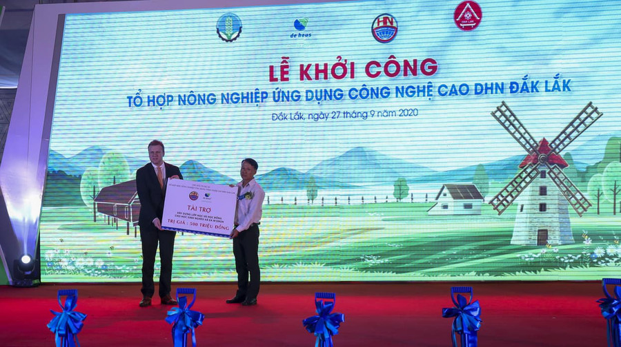 Đại diện 2 Tập đoàn tặng 500 triệu đồng để xây dựng trường học tại xã Cư M'Gar. Ảnh: Nguyễn Chương