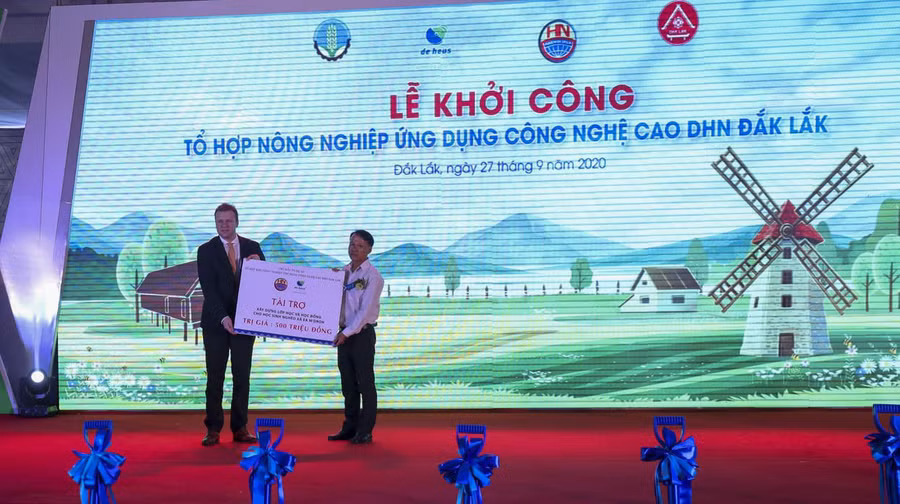 Đại diện 2 Tập đoàn tặng 500 triệu đồng để xây dựng trường học tại xã Cư M'Gar. Ảnh: Nguyễn Chương