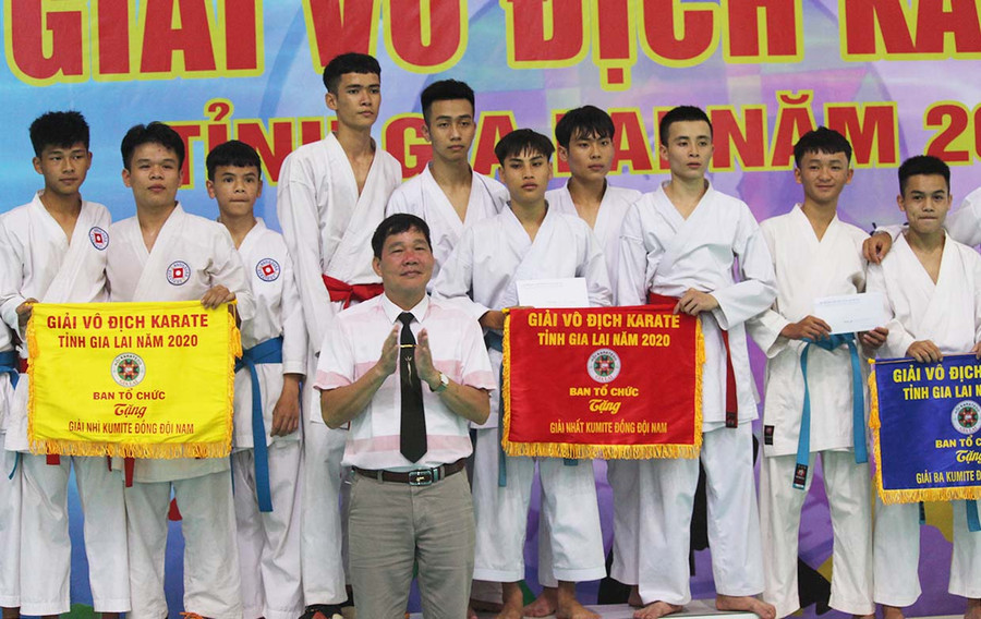 Ông Trần Thanh Khiết-Chủ tịch Hội Karate tỉnh Gia Lai trao giải cho các VĐV đạt thành tích cao nội dung Kumite đồng đội nam. Ảnh: Hoành Sơn