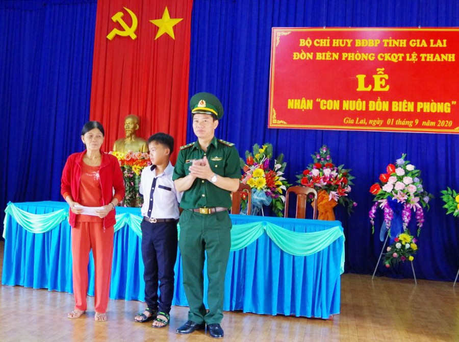 Đồn Biên phòng Cửa khẩu Quốc tế Lệ Thanh nhận cháu Nguyễn Quốc Tĩnh (SN 2008, học lớp 7, Trường THCS Nguyễn Trãi) làm "con nuôi". Ảnh: Anh Huy 11Đồn Biên phòng CKQTLT nhận con nuôi