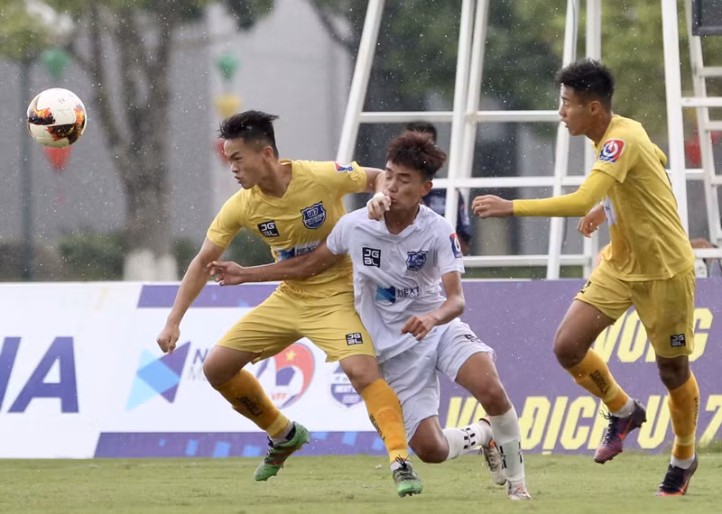  Cầu thủ HAGL (áo trắng) cầm hòa 0-0 trước Thanh Hóa (áo vàng). (Ảnh nguồn Internet)