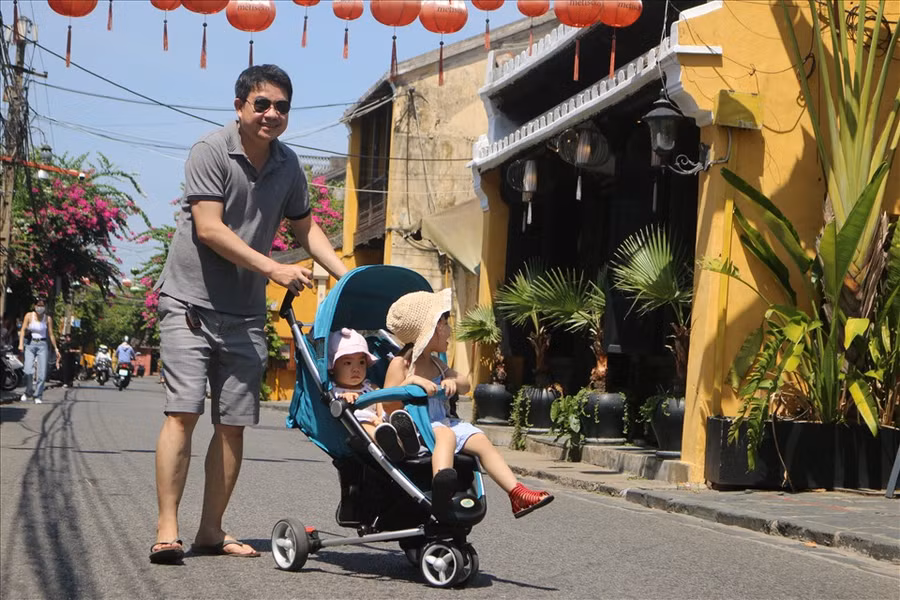 Du khách bắt đầu đến với Hội An. Ảnh: Thanh Chung