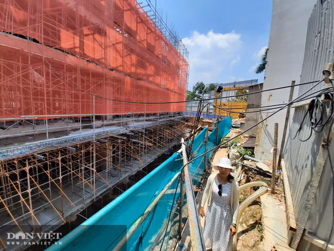 Công trình dự án C-Sky View bị tố xây dựng chắn lối thoát hiểm nhà dân. Ảnh: V.D