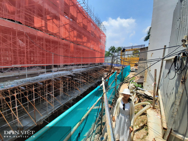 Công trình dự án C-Sky View bị tố xây dựng chắn lối thoát hiểm nhà dân. Ảnh: V.D