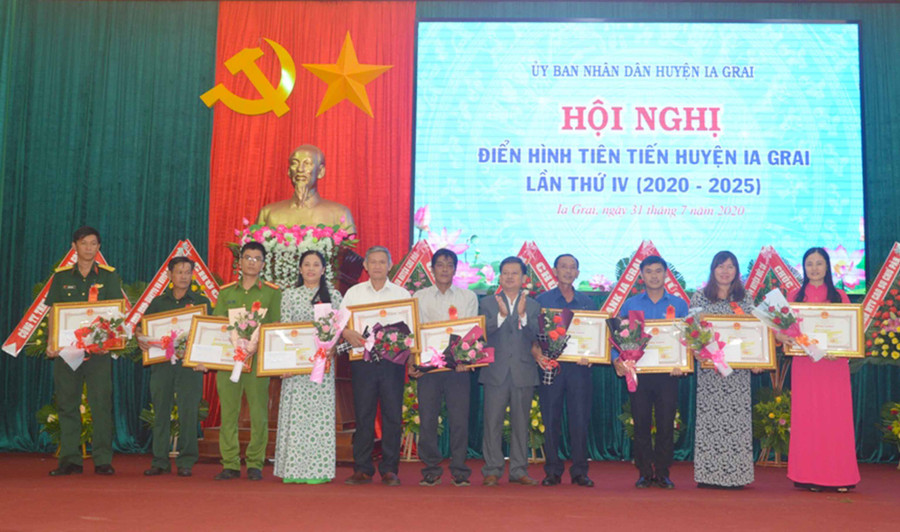 Ủy ban nhân dân huyện Ia Grai biểu dương các cá nhân, tập thể điển hình tiên tiến giai đoạn 2015-2020. Ảnh: Phan Lài 