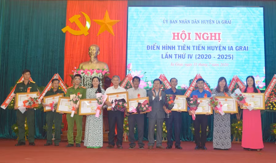 Ủy ban nhân dân huyện Ia Grai biểu dương các cá nhân, tập thể điển hình tiên tiến giai đoạn 2015-2020. Ảnh: Phan Lài 