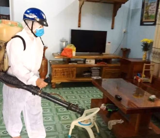 Ngành Y tế Cát Tiên phun xịt khử khuẩn tại các gia đình có trẻ bị tay chân miệng