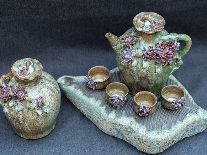  Tác phẩm Bình trà của họa sĩ Nguyễn Thị Dũng - Ảnh: Q.Trân