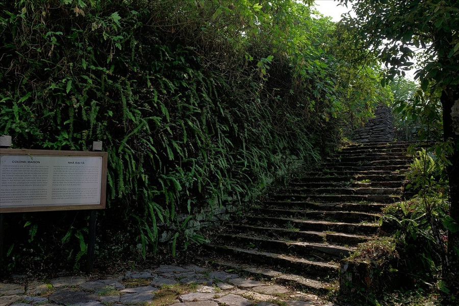  Biệt thự đại tá có một lối đi chính dành cho gia đình đại tá, lối đi phụ cho tùy tùng và người giúp việc. Ảnh: Hải Nguyễn