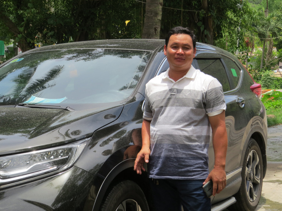 Tỷ phú nông dân Phùng Hồng Em, xã Xuân Lộc, TX Sông Cầu (tỉnh Phú Yên) bên chiếc xe hơi đi làm việc mỗi ngày. Ảnh: Hùng Phiên. Tỷ phú nông dân Phùng Hồng Em, xã Xuân Lộc, TX Sông Cầu (tỉnh Phú Yên) bên chiếc xe hơi đi làm việc mỗi ngày. Ảnh: Hùng Phiên.