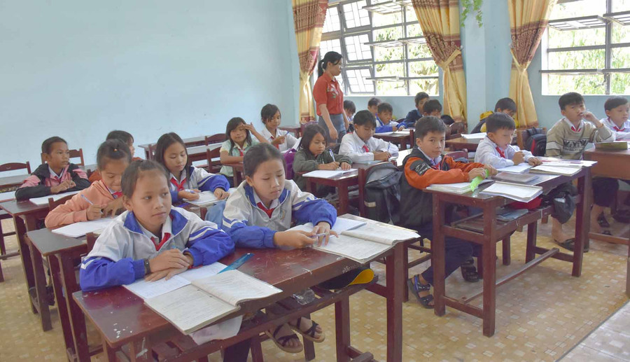 Trường Tiểu học và THCS Đak Jơ Ta (xã Đak Jơ Ta) đã xây dựng các giải pháp hữu hiệu để duy trì sĩ số học sinh. Ảnh: Hà Phương