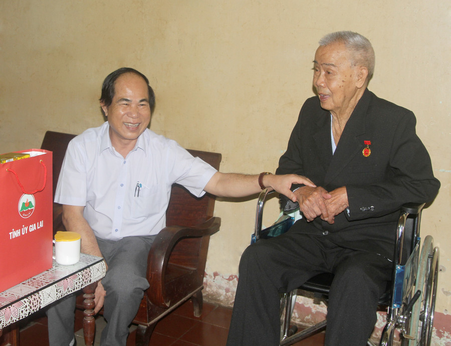  Phó Bí thư Tỉnh ủy, Chủ tịch UBND tỉnh Võ Ngọc Thành thăm, tặng quà ông Lê Tuận-cán bộ tiền khởi nghĩa ở phường Diên Hồng (TP. Pleiku). Ảnh: VĂN NGỌC