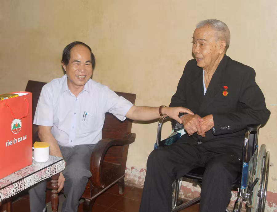  Phó Bí thư Tỉnh ủy, Chủ tịch UBND tỉnh Võ Ngọc Thành thăm, tặng quà ông Lê Tuận-cán bộ tiền khởi nghĩa ở phường Diên Hồng (TP. Pleiku). Ảnh: VĂN NGỌC