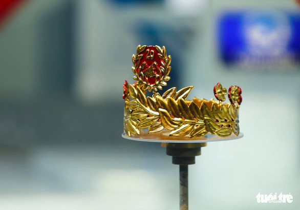 Cận cảnh chiếc vòng nguyệt quế sơn son thếp vàng 9999 - Ảnh: NGUYỄN KHÁNH