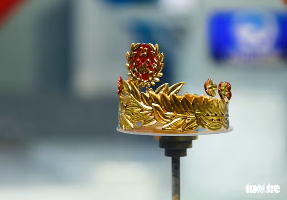 Cận cảnh chiếc vòng nguyệt quế sơn son thếp vàng 9999 - Ảnh: NGUYỄN KHÁNH