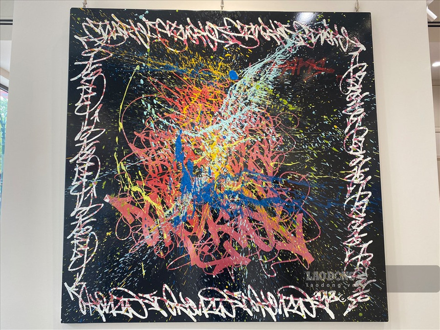 Tác phẩm thể hiện kỹ thuật tráng men sứ thuộc bộ sưu tập “Thuật giả kim“ tượng trưng cho sự phá vỡ những giới hạn của bản thân, sẵn sàng xóa đi những cái cũ nhường chỗ cho những tư duy mới. Hiện tại, bức tranh này có giá hơn 600 triệu đồng. Tác phẩm thể hiện kỹ thuật tráng men sứ thuộc bộ sưu tập “Thuật giả kim“ tượng trưng cho sự phá vỡ những giới hạn của bản thân, sẵn sàng xóa đi những cái cũ nhường chỗ cho những tư duy mới. Hiện tại, bức tranh này có giá hơn 600 triệu đồng.