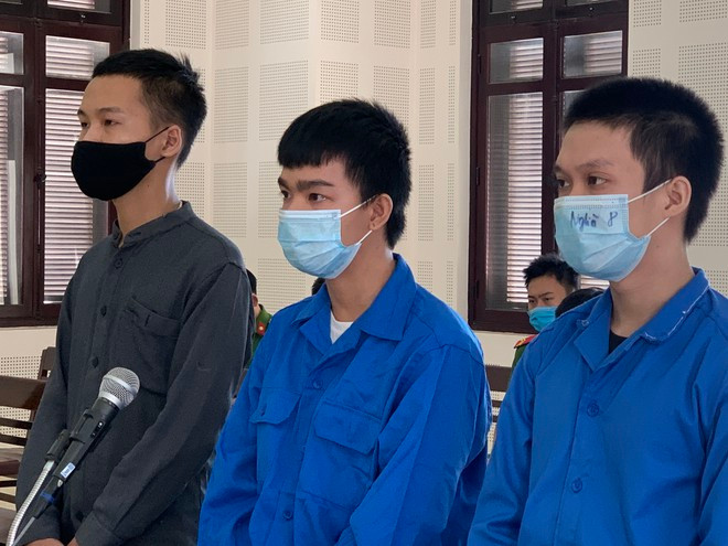 Từ trái qua: Long, Tiến, Nghĩa lãnh án ẢNH: VĂN TIẾN