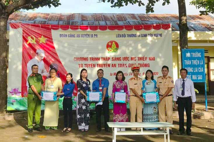 Đoàn thanh niên Công an huyện tặng Sách giáo khoa lớp 1 cho Trường Tiểu học Đinh Tiên Hoàng (xã Ia Ma Rơn, huyện Ia Pa). Ảnh: Vũ Chi