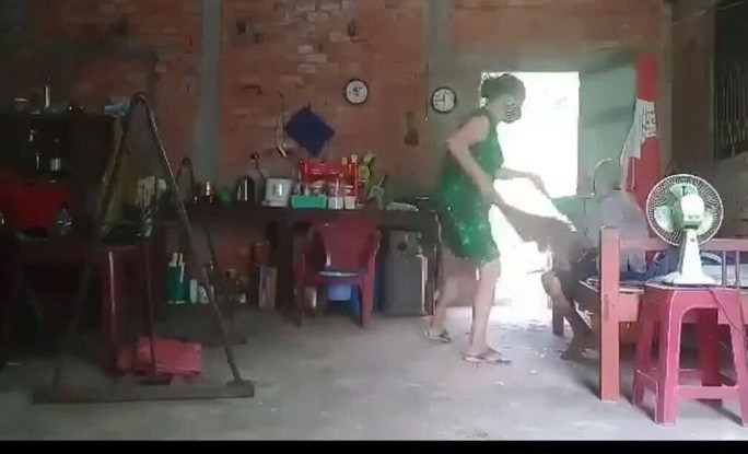  Ngay sau khi trên mạng xã hội xuất hiện clip về người con đánh đập, hành hạ mẹ tàn nhẫn xảy ra ở Long An, sáng 7-9, Chủ tịch UBND huyện Cần Đước đã chỉ đạo công an huyện phối hợp với Công an xã Long Hòa xác minh sự việc.