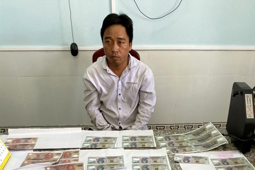 Công an huyện Phong Điền đã bàn giao hai nghi can cùng tang vật làm tiền giả cho Cơ quan an ninh thụ lý điều tra. Ảnh: CACC