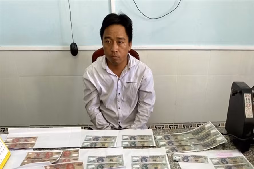 Công an huyện Phong Điền đã bàn giao hai nghi can cùng tang vật làm tiền giả cho Cơ quan an ninh thụ lý điều tra. Ảnh: CACC