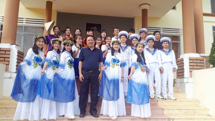 Thầy Thái Đình Hà chụp hình lưu niệm với đội văn nghệ nhà trường. Ảnh: Ngọc Minh Thầy Thái Đình Hà-Bí thư chi bộ, Hiệu trưởng Trường Tiểu học và THCS Phan Bội Châu (xã Phú An, huyện Đak Pơ) chụp hình lưu niê mj với đội văn nghệ nhà trường. Ảnh: Ngọc Minh