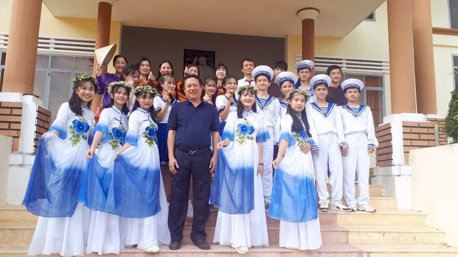 Thầy Thái Đình Hà-Bí thư chi bộ, Hiệu trưởng Trường Tiểu học và THCS Phan Bội Châu (xã Phú An, huyện Đak Pơ) chụp hình lưu niê mj với đội văn nghệ nhà trường. Ảnh: Ngọc Minh