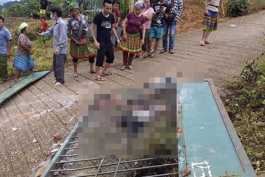 Vụ đổ sập cổng trường mầm non khiến 3 cháu bé tử vong. Ảnh: Viết Mai  Vụ đổ sập cổng trường mầm non khiến 3 cháu bé tử vong. Ảnh: Viết Mai