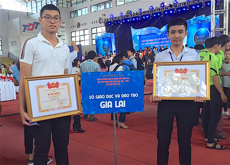 Em Huỳnh Hữu Khang (phải) cùng người bạn cùng trường nhận giải ba tại cuộc thi khoa học kỹ thuật cấp quốc gia năm học 2018-2019 về đề tài lá vối. Ảnh: Mộc Trà