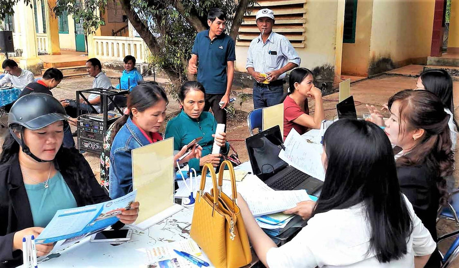 Tạo việc làm cho lao động dân tộc thiểu số: Cần giải pháp căn cơ, lâu dài (GLO)- Trước những tác động bất lợi do suy thoái kinh tế, biến đổi khí hậu, sản xuất manh mún, nông sản mất mùa mất giá..., cuộc sống của người dân trên địa bàn tỉnh, đặc biệt là vùng dân tộc thiểu số (DTTS) gặp nhiều khó khăn. Vì vậy, tỉnh ta đã tích cực triển khai các giải pháp căn cơ giúp hàng ngàn lao động DTTS có việc làm và thu nhập ổn định. Từ kết nối việc làm Bà Rcom Sa Duyên-Giám đốc Sở Lao động-Thương binh và Xã hội-cho biết: Thời gian qua, ngành chức năng đã triển khai nhiều hoạt động nhằm giải quyết việc làm cho người dân như: tổ chức các phiên giao dịch việc làm tại vùng sâu, vùng xa; đào tạo nghề lao động nông thôn; đề nghị các doanh nghiệp, hợp tác xã trên địa bàn tỉnh ưu tiên tuyển dụng người lao động thuộc hộ nghèo, cận nghèo và đối tượng chính sách. Giai đoạn 2015-2019, mỗi năm, Gia Lai có trên 25.000 người bước vào độ tuổi lao động tìm được việc làm mới, trong đó có khoảng 30% là người DTTS. Là đơn vị có chức năng kết nối cung-cầu lao động, những năm qua, Trung tâm Dịch vụ việc làm tỉnh đã tích cực triển khai các phiên giao dịch việc làm lưu động. Ông Trần Thanh Hải-Giám đốc Trung tâm-cho biết: “Trong 9 tháng năm 2020, Trung tâm đã tổ chức 9 sàn giao dịch việc làm, định kỳ vào ngày 10 hàng tháng; 13 phiên giao dịch việc làm lưu động và 25 buổi tư vấn giới thiệu việc làm cho thanh niên DTTS. Thông qua đó, Trung tâm đã kết nối dịch vụ việc làm thành công cho 6.732 lao động có nhu cầu tìm kiếm việc làm, học nghề và xuất khẩu lao động”. Phiên giao dịch việc làm được tổ chức mới đây tại huyện Đức Cơ đã thu hút gần 300 lao động. Anh Rơ Mah Măih (xã Ia Krêl) chia sẻ: “Mình đã tốt nghiệp cao đẳng ngành Điện nhưng chưa tìm được việc làm. Mình muốn đi xuất khẩu lao động nhưng chưa rõ thông tin về thị trường, thủ tục, kinh phí và mức thu nhập. Sau khi được tư vấn, mình quyết định đăng ký đi xuất khẩu lao động sang Nhật Bản”. Tương tự, chị Siu Hiếu (xã Ia Kriêng) cũng cho hay: “Biết có phiên giao dịch việc làm, tôi đã đến nộp hồ sơ. Rất may là tôi đã được một công ty điện tử ở tỉnh Đồng Nai tiếp nhận hồ sơ và đồng ý nhận vào làm việc”. Đến nâng cao hiệu quả giải quyết việc làm Theo Giám đốc Sở Lao động-Thương binh và Xã hội, hoạt động của các sàn giao dịch việc làm vẫn còn nhiều hạn chế, nhất là vai trò kết nối cung-cầu lao động chưa thực sự phát huy. Ở một số nơi, người lao động DTTS chưa thực sự quan tâm đến vấn đề giải quyết việc làm. Trình độ tay nghề lao động địa phương còn hạn chế, ít chịu được áp lực công việc, ngại đi làm xa nên tỷ lệ lao động thất nghiệp ở nông thôn chiếm khoảng 2%. Trong khi đó, do yêu cầu mở rộng sản xuất kinh doanh, nhiều doanh nghiệp đang có nhu cầu tuyển dụng lao động. Ông Nguyễn Như Trường-Phó Trưởng phòng Lao động-Thương binh và Xã hội huyện Chư Pưh-cho biết: Để giải quyết việc làm cho người lao động, huyện đẩy mạnh tuyên truyền về chỉ tiêu, chế độ phúc lợi của các doanh nghiệp có nhu cầu tuyển dụng. Phòng cũng phối hợp với nhiều đơn vị liên quan tổ chức các phiên giao dịch việc làm lưu động tại các xã, thị trấn. “Trung bình mỗi năm, huyện tạo việc làm tăng thêm cho trên 2.000 lao động địa phương, hầu hết là người DTTS làm việc tại các công ty, khu công nghiệp lớn trong nước và xuất khẩu lao động. Riêng 9 tháng năm 2020, huyện đã giải quyết việc làm mới cho khoảng 1.200 lao động. Trong số này có 900 lao động làm việc ngoài tỉnh, còn lại làm việc trong tỉnh và đi xuất khẩu lao động”-ông Trường nói. Trao đổi với P.V, bà Rcom Sa Duyên nhấn mạnh: Thời gian tới, các địa phương trong tỉnh cần đẩy mạnh tuyên truyền; Trung tâm Dịch vụ việc làm tỉnh phối hợp với các doanh nghiệp, đơn vị tổ chức tốt các phiên giao dịch việc làm, hội nghị tư vấn việc làm, học nghề và xuất khẩu lao động nhằm cung ứng việc làm cho người lao động, nhất là lao động DTTS. ĐINH YẾN Nhiều lao động DTTS ở huyện Đức Cơ tìm được việc làm tại phiên giao dịch lưu động do Trung tâm Dịch vụ việc làm tỉnh tổ chức mới đây. Ảnh: Đinh Yến