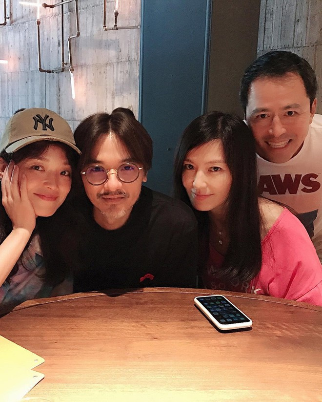 Thư Kỳ (ngoài cùng bên trái) và Phùng Đức Luân (thứ 2 từ trái sang) kết hôn vào năm 2016. Cả hai vẫn chưa có con cái. Năm ngoái, cô từng thổ lộ: “Con cái là tùy duyên” và khẳng định ông xã luôn tôn trọng ý kiến của mình ẢNH: INSTAGRAM NV