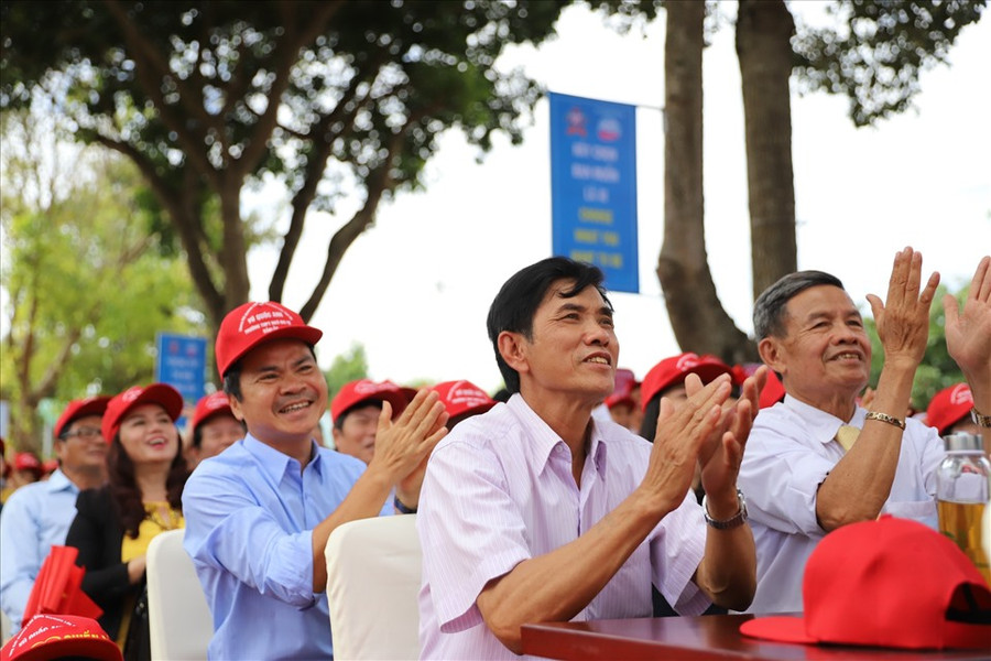 Ông Phời (giữa) hồi hộp theo dõi các vòng thi của con trai. Ảnh BẢO TRUNG Ông Phời (giữa) hồi hộp theo dõi các vòng thi của con trai. Ảnh BẢO TRUNG