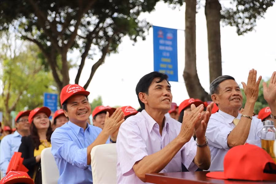 Ông Phời (giữa) hồi hộp theo dõi các vòng thi của con trai. Ảnh BẢO TRUNG